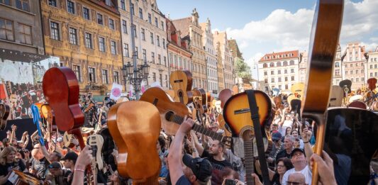 Orianthi, gitarzystka Michaela Jacksona, po raz pierwszy w Polsce. Zagra na Gitarowym Rekordzie Świata i 3-Majówce