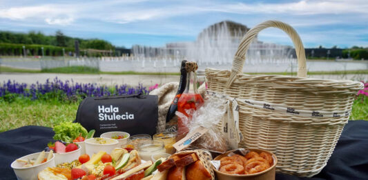 Wrocław: Zrób sobie piknik przy Hali Stulecia. Odbierz smaczny zestaw piknikowy