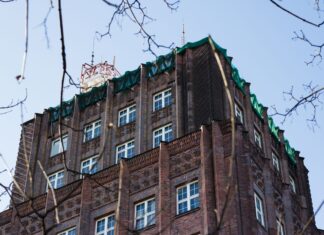 Historia poczty w pigułce i tajemnica, czyli płaskorzeźby z budynku Poczty Głównej