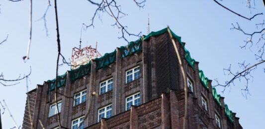 Historia poczty w pigułce i tajemnica, czyli płaskorzeźby z budynku Poczty Głównej