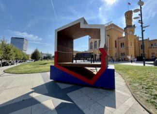 Wrocław: Ławka patriotyczna stanęła przed Dworcem Głównym PKP
