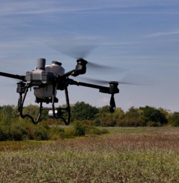 Wrocław pierwszy w Polsce odkomarza z pomocą drona!