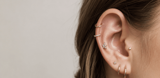 Kolczyki helix do kilku przekłuć – jak stworzyć spójną kompozycję? piercing ucha