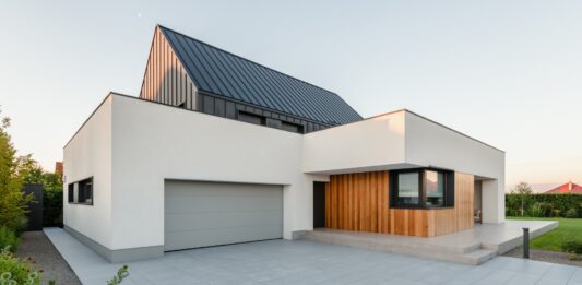 Dom reaguje na warunki razem z Tobą – tynk elewacyjny jako pierwsza linia obrony przed latem