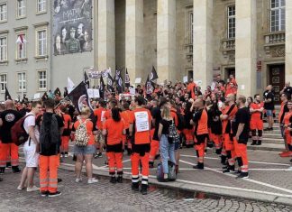 Trwa protest ratowników medycznych we Wrocławiu pod Urzędem Wojewódzkim!