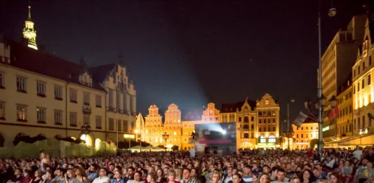 Bezpłatne kino na wrocławskim Rynku. Tauron Nowe Horyzonty 2026. Blisko 300 filmów, światowe premiery i kino pod gołym niebem