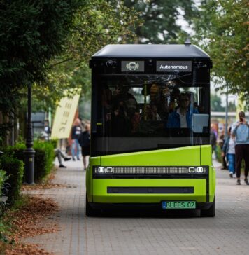 Autonomiczny minibus na Cmentarzu Osobowickim od środy zabierze pasażerów – bezpłatne przejazdy