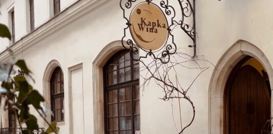 Śródziemnomorski klimat w centrum Wrocławia? Kapka Wina z pięknym patio, szeroką ofertą win i tapasów zaprasza