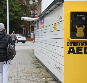 38 paczkomatów we Wrocławiu wyposażonych w defibrylatory: AED
