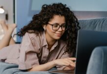 Jak wybrać prezent, który trafi w gust miłośnika technologii, sportu lub muzyki?