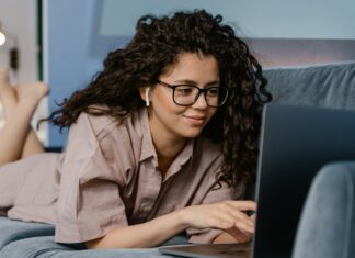 Jak wybrać prezent, który trafi w gust miłośnika technologii, sportu lub muzyki?