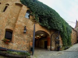 Wrocławski Arsenał z malowniczym dziedzińcem. Odkryj ciekawą historię tego miejsca