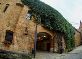 Wrocławski Arsenał z malowniczym dziedzińcem. Odkryj ciekawą historię tego miejsca