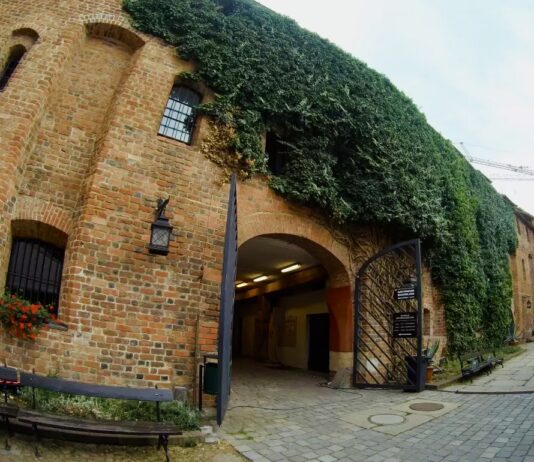 Wrocławski Arsenał z malowniczym dziedzińcem. Odkryj ciekawą historię tego miejsca