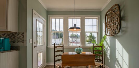 Ekologiczna renowacja drewnianych podłóg – co daje nowoczesna cykliniarka?