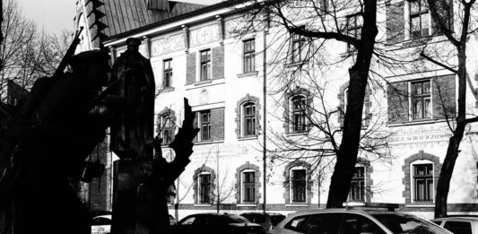 Wrocław zwiększa bezpieczeństwo w szkołach i przedszkolach. Będą dodatkowe patrole policji i szkolenia