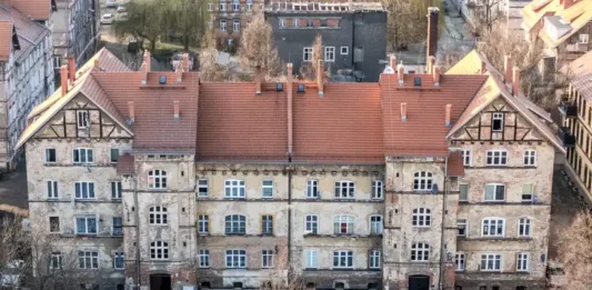 Ruszają zapowiadane remonty kamienic na wrocławskim Brochowie