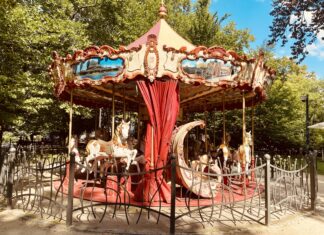 Ogród Staromiejski we Wrocławiu: bajkowa karuzela, plac zabaw Alicji w Krainie Czarów i Teatr Lalek