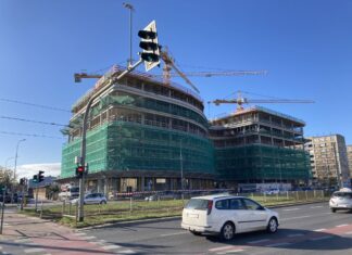 Wrocławski biurowiec Infinity w pełnym kształcie