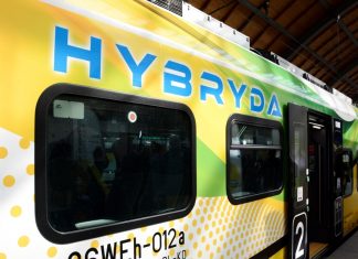 Pierwszy hybrydowy pociąg Kolei Dolnośląskich na torach