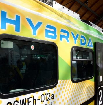 Pierwszy hybrydowy pociąg Kolei Dolnośląskich na torach