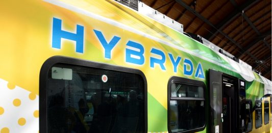 Pierwszy hybrydowy pociąg Kolei Dolnośląskich na torach