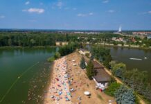 Gdzie nad wodę we Wrocławiu? Przedstawiamy listę kąpielisk miejskich na letnie dni! Na zdjęciu widok na Kąpielisko Glinianki we Wrocławiu