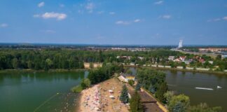 Gdzie nad wodę we Wrocławiu? Przedstawiamy listę kąpielisk miejskich na letnie dni! Na zdjęciu widok na Kąpielisko Glinianki we Wrocławiu