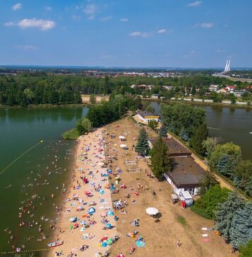 Gdzie nad wodę we Wrocławiu? Przedstawiamy listę kąpielisk miejskich na letnie dni! Na zdjęciu widok na Kąpielisko Glinianki we Wrocławiu