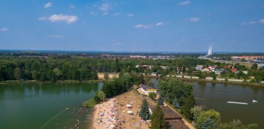 Gdzie nad wodę we Wrocławiu? Przedstawiamy listę kąpielisk miejskich na letnie dni! Na zdjęciu widok na Kąpielisko Glinianki we Wrocławiu