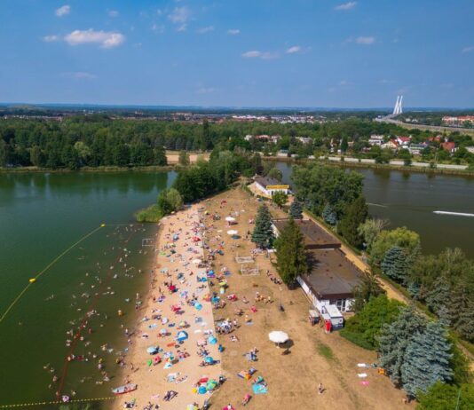 Gdzie nad wodę we Wrocławiu? Przedstawiamy listę kąpielisk miejskich na letnie dni! Na zdjęciu widok na Kąpielisko Glinianki we Wrocławiu