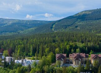 Szukasz pomysłu na rodzinną przygodę? Wybierz Karkonosze! Przedstawiamy plan na 5 dniową wycieczkę. Na zdjęciu widok na panoramę Szklarskiej Poręby