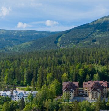 Szukasz pomysłu na rodzinną przygodę? Wybierz Karkonosze! Przedstawiamy plan na 5 dniową wycieczkę. Na zdjęciu widok na panoramę Szklarskiej Poręby