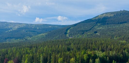 Szukasz pomysłu na rodzinną przygodę? Wybierz Karkonosze! Przedstawiamy plan na 5 dniową wycieczkę. Na zdjęciu widok na panoramę Szklarskiej Poręby