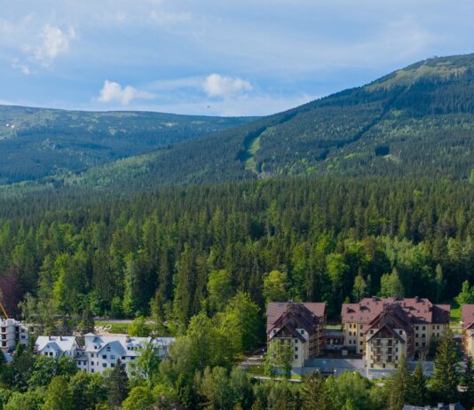 Szukasz pomysłu na rodzinną przygodę? Wybierz Karkonosze! Przedstawiamy plan na 5 dniową wycieczkę. Na zdjęciu widok na panoramę Szklarskiej Poręby