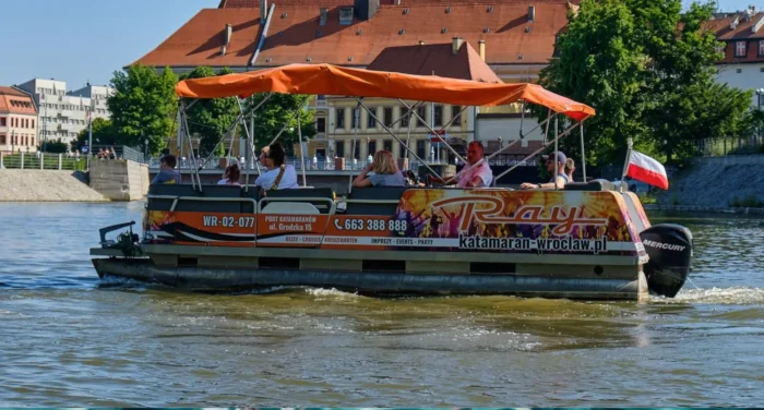 Na zdjęciu statek na Odrze /katamaran-wroclaw.pl