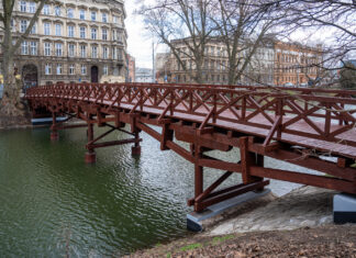 Wrocław: Kładka przy ul. św. Antoniego nad fosą znów połączyła Promenadę i Podwale