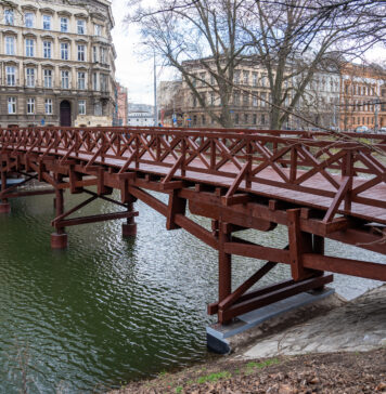 Wrocław: Kładka przy ul. św. Antoniego nad fosą znów połączyła Promenadę i Podwale