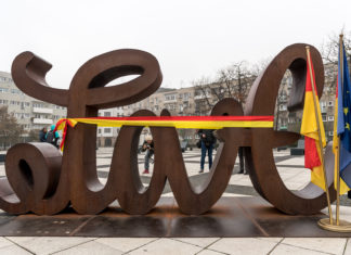 We Wrocławiu odsłonięto nową rzeźbę: LOVE HATE