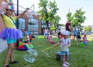 Interaktywny spektakl, gigantyczne kolorowanki i pokazy baniek – przyjdź na piknik rodzinny!
