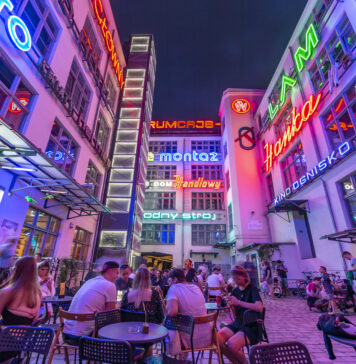 Miasto wynajęło neony przy Ruskiej. Podpisano umowę na 10 lat