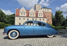 MotoClassic 2025 Wrocław już w sobotę. Sprawdźcie, czego spodziewać się podczas tego festiwalu motoryzacyjnego! Na zdjęciu zabytkowy samochód na tle Zamku Topacz