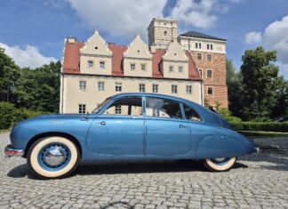 MotoClassic 2025 Wrocław już w sobotę. Sprawdźcie, czego spodziewać się podczas tego festiwalu motoryzacyjnego! Na zdjęciu zabytkowy samochód na tle Zamku Topacz