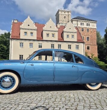 MotoClassic 2025 Wrocław już w sobotę. Sprawdźcie, czego spodziewać się podczas tego festiwalu motoryzacyjnego! Na zdjęciu zabytkowy samochód na tle Zamku Topacz