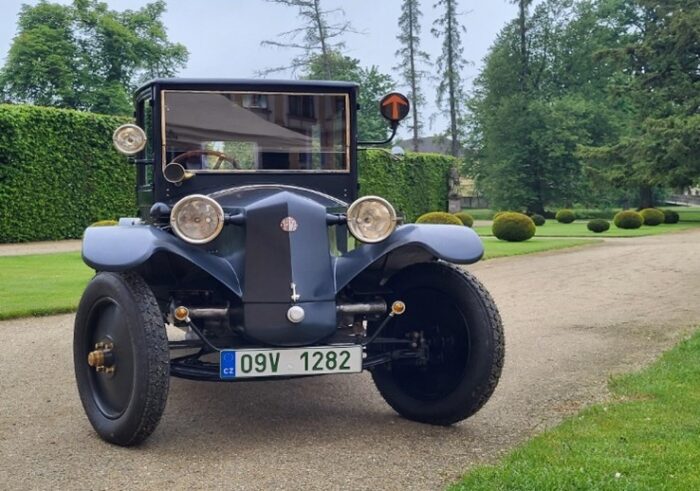 Na zdjęciu samochód festiwalu MotoClassic 2025