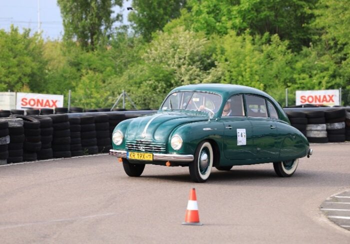 Na zdjęciu samochód z festiwalu MotoClassic