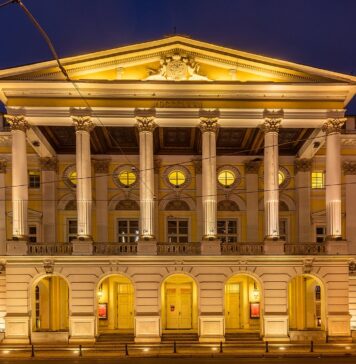 Odwołanie dyrektorki Opery Wrocławskiej Haliny Ołdakowskiej. W tle impreza z ministrem edukacji Przemysławem Czarnkiem