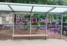 Policja zabezpieczy SZCZEPCIObus? Antyszczepionkowcy zniszczyli wiatę autobusu