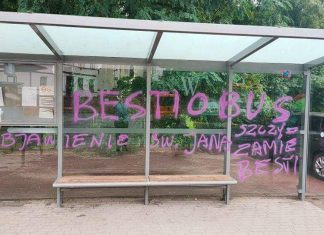 Policja zabezpieczy SZCZEPCIObus? Antyszczepionkowcy zniszczyli wiatę autobusu