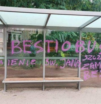 Policja zabezpieczy SZCZEPCIObus? Antyszczepionkowcy zniszczyli wiatę autobusu